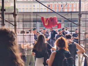 Attiviste dialogano con la polizia durante lo sgombero del Silos di Trieste